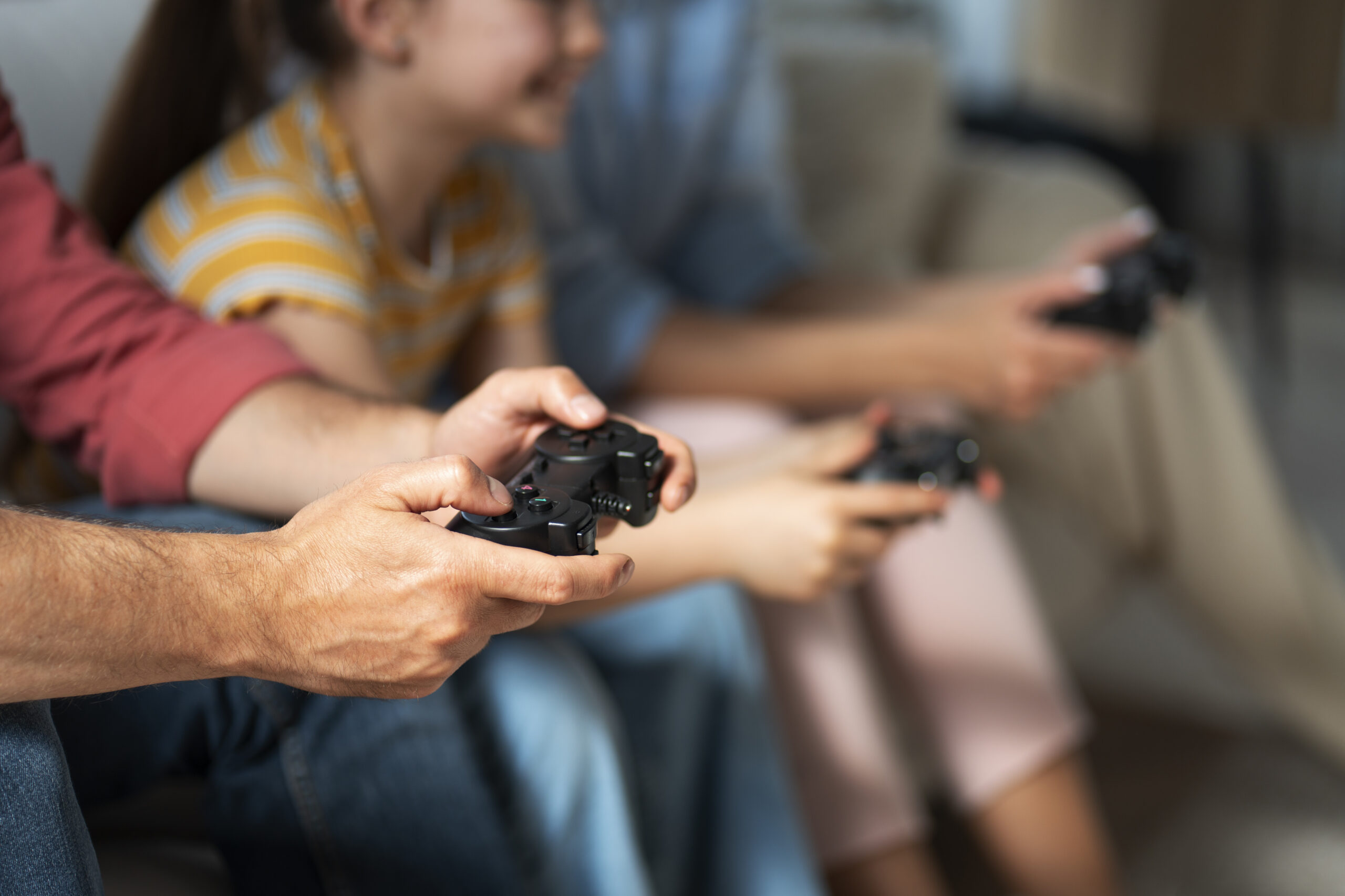 side view family playing videogame scaled