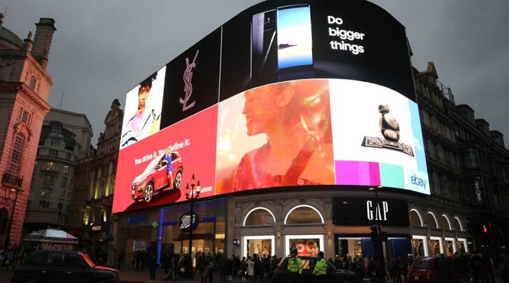 Publicidad DOOH 3D anamórfica: cómo crear anuncios que parecen salirse de la pantalla 14 publicidad DOOH 3D anamórfica